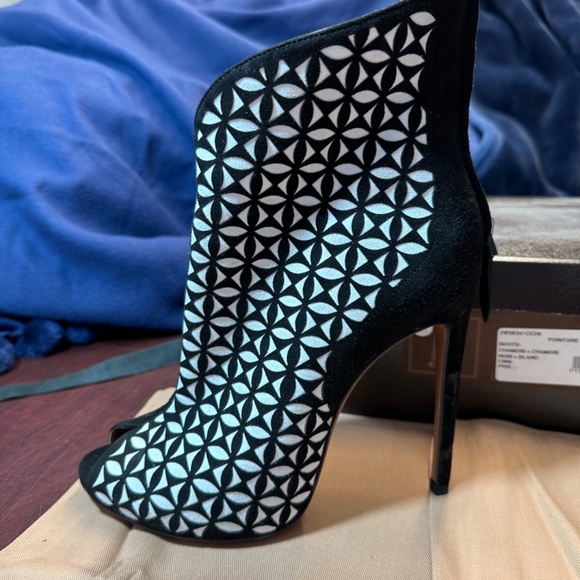 Alaia Black & White suede laser-cut; peep-toe booties, size 39 great condition! - Picture 2 of 14